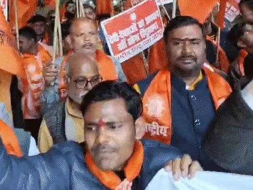 No mosque will be built in Babar’s name: A march was held to protest the insult to Hindu gods and goddesses, and demands were made to rename Lucknow as Lakhanpur.